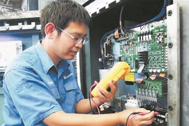 梁<em>里</em>鵬：礦山里<em>的</em>機電設備“<em>醫生</em>”